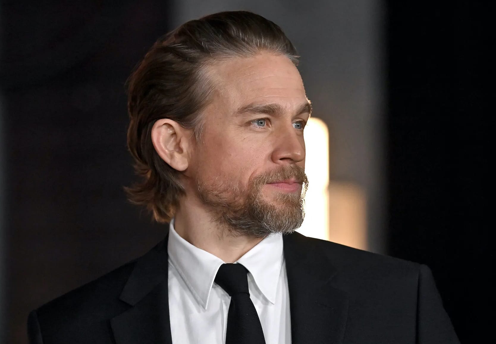Charlie Hunnam, 'Monster'ın 4. Sezonu İçin Görüşmelerde