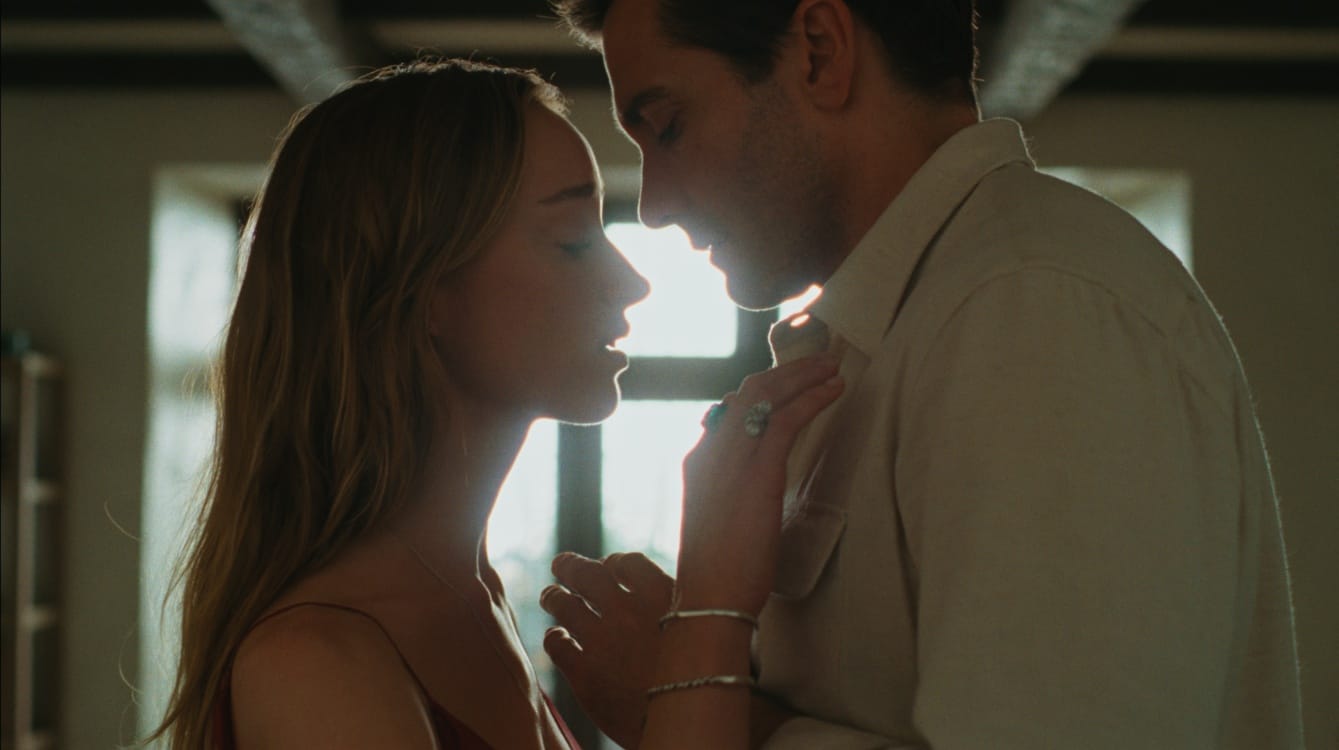 Jake Gyllenhaal ve Phoebe Dynevor'u Bir Araya Getiren 'Remain'den Resmi Fragman